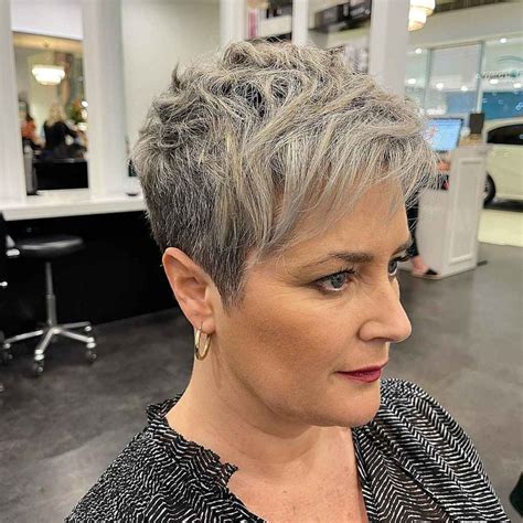 femme 50 an coupe courte cheveux gris